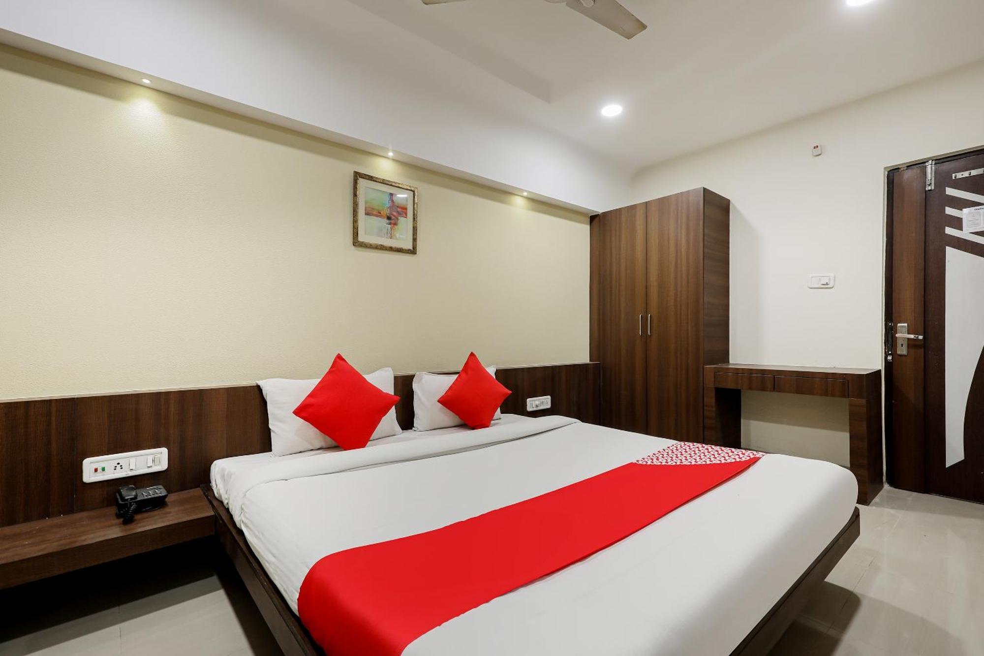 Oyo Hotel Relax 印多尔 外观 照片
